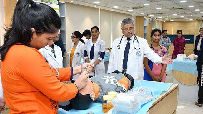 कोरोना पर भारत के लिए खुशखबरी, एम्स डायरेक्टर बोले- अगले महीने तक भारत को मिल जाएगा टीका