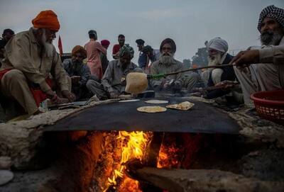 सिंघु बॉर्डर पर 12 दिनों से जमे किसान, 25 Photos में देखें आंदोलन का असली रंग