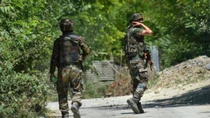 जम्मू- कश्मीर: पुलवामा में सुरक्षा बलों से मुठभेड़ में 3 आतंकी ढेर, फायरिंग में एक नागरिक भी घायल हुआ