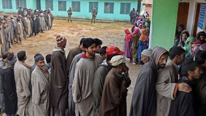 जम्मू कश्मीर: DDC चुनाव में छठवें चरण का मतदान जारी, वोटिंग में हो रहा कोरोना प्रोटोकॉल का पालन