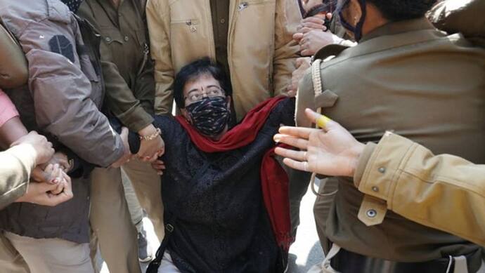पुलिस ने आतिशी-राघव समेत कई AAP नेताओं को हिरासत में लिया, उपराज्यपाल के आवास पर कर रहे थे प्रदर्शन