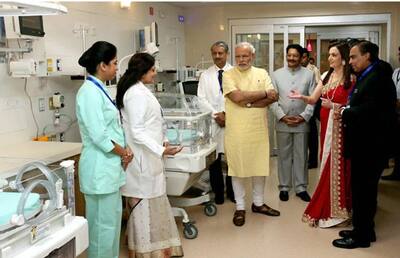 FACT CHECK: क्या PM मोदी ने अस्पताल जाकर अंबानी के पोते के किए दर्शन? वायरल फोटो का सच उड़ा देगा होश