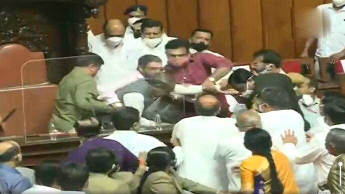 कर्नाटक विधान परिषद : गौहत्या विरोधी बिल पर जोरदार हंगामा, अध्यक्ष को कुर्सी से खींच ले गए सदस्य