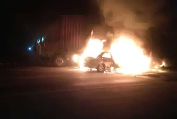 आगरा एक्सप्रेसवे पर ट्रक से टकराने के बाद कार में लगी आग, पांच लोग जिंदा जले, देखते रहे लोग