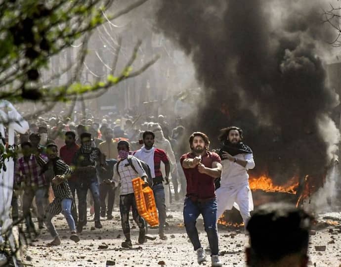 Delhi riots : मस्जिद में आग लगाने और दंगे के आरोप में तीन लोगों पर चलेगा केस, कोर्ट ने कहा- पर्याप्त सबूत हैं