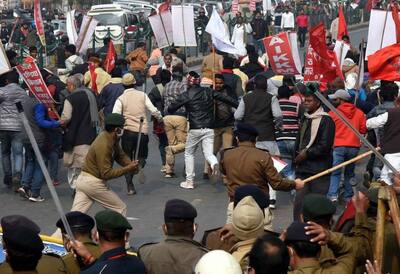 बिहार में किसानों के समर्थन में उतरे 10 हजार लोग, पुलिस ने दौड़ा-दौड़ाकर पीटा
