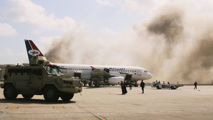 यमन के पीएम समेत कैबिनेट को लेकर सऊदी अरब से आए विमान के पास ब्लास्ट, 26 लोगों की मौत