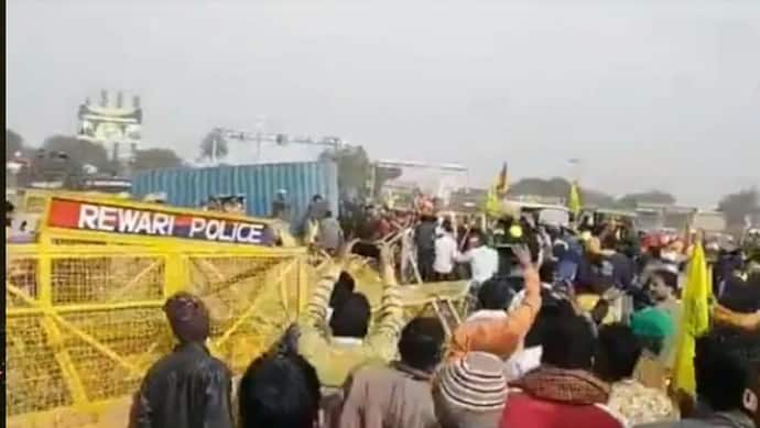 उग्र हुआ आंदोलन: 25 ट्रैक्टर से बैरिकेड्स तोड़ हरियाणा में घुसे किसान, पुलिस ने छोड़े आंसू गैस के गोले