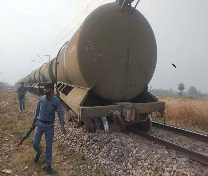 यूपी में टला बड़ा रेल हादसा, डिरेल हुआ डीजल-पेट्रोल से भरा टैंकर