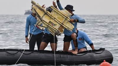 इंडोनेशिया विमान हादसा: रेस्क्यू टीम को समुद्र से मिले पैसेंजर के बैग और बॉडी के टुकड़े, देखें तस्वीरें...