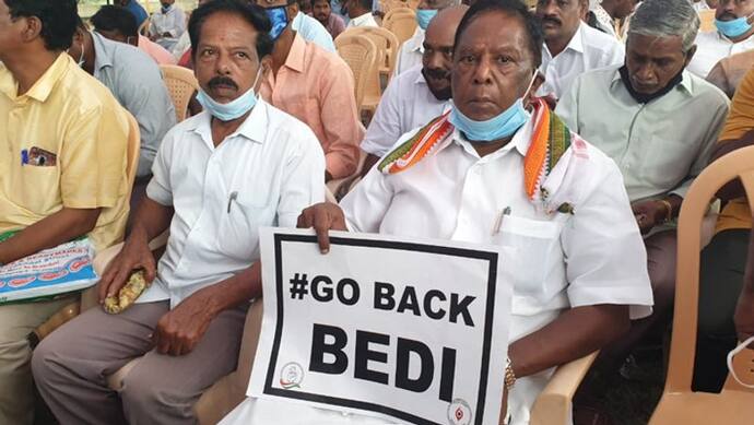 केजरीवाल की राह पर चले इस राज्य के CM, तीन दिनों से राजभवन के बाहर एलजी किरण बेदी के खिलाफ दे रहे धरना