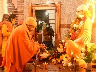 कोरोना काल में शुरू हुआ देश का सबसे बड़ा मेला, भीड़ के बीच CM योगी ने गोरखनाथ मंदिर में चढ़ाई खिचड़ी