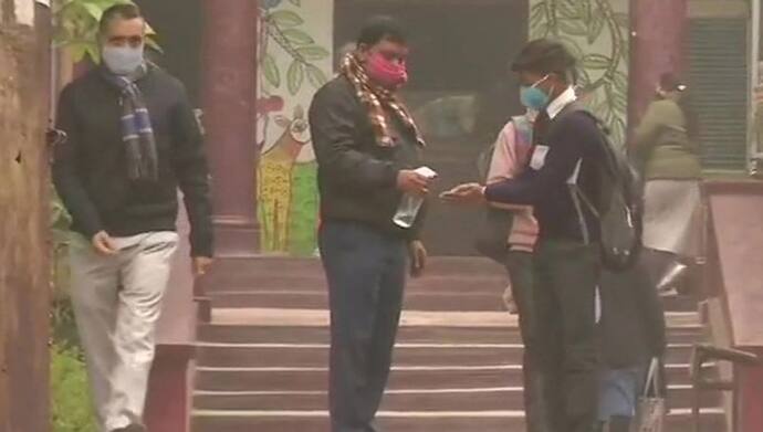 Delhi Air Pollution: दिल्ली में अगले आदेश तक नहीं खुलेंगे स्कूल, केवल ऑनलाइन चलेंगी क्लास