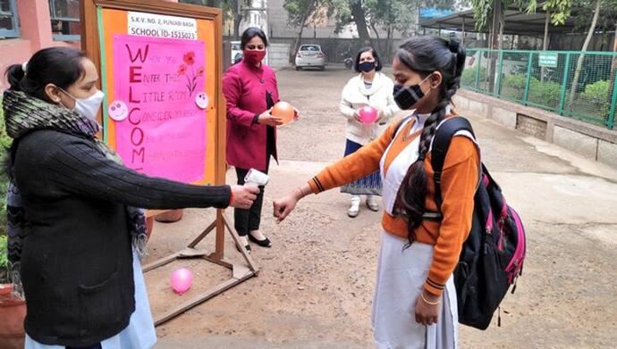 दिल्ली: आज से 10वीं और 12वीं के बच्चों की क्लासेज शुरू, विक्ट्री साइन दिखाते हुए बच्चों ने जाहिर की खुशी