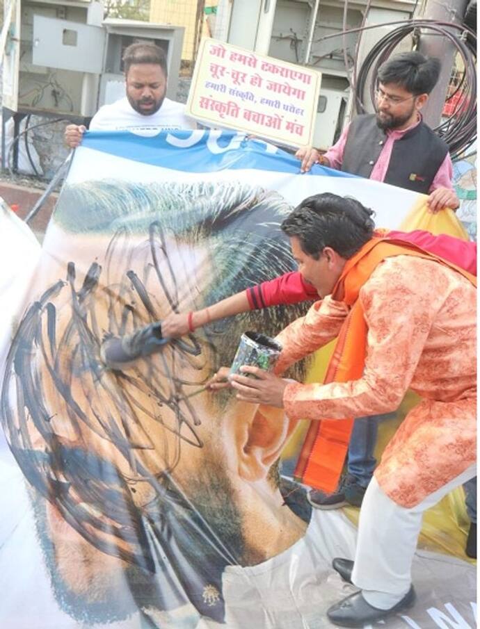 UP से लेकर मुंबई तक तांडव पर बवाल: सैफ अली की तस्वीर पर पोती कालिख, BJP नेता बोले- 'सालों को जूता मारेंगे'