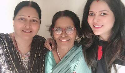 प्रेग्नेंसी टाइम को परिवार के साथ इन्जॉय कर रही भोजपुरी की आइटम क्वीन, मां, नानी संग दिखीं