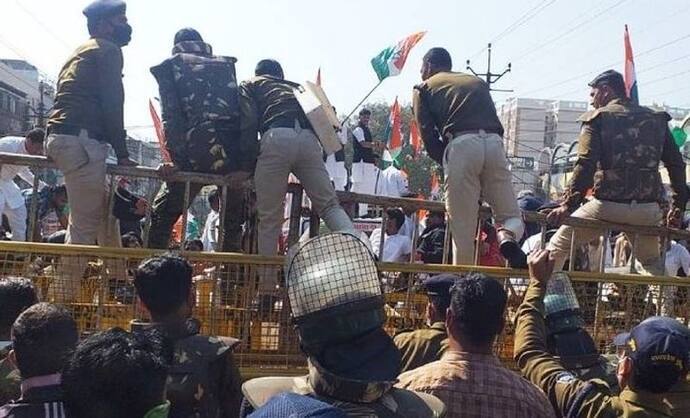 MP में   कांग्रेस का प्रदर्शन: पुलिस ने छोड़े आंसू गैस के गोले, दिग्विजय सिंह समेत कई नेता गिरफ्तार