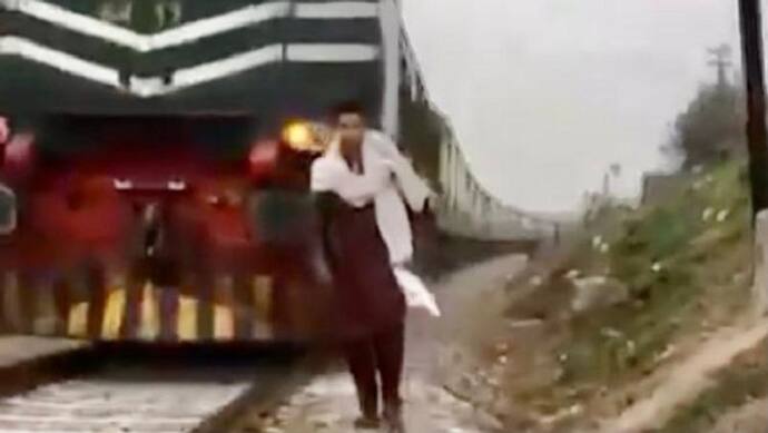 पाकिस्तान का यह शख्स रेलवे लाइन पर दिखा रहा था TikTok स्टंट, ट्रेन की चपेट में आने से चली गई जान