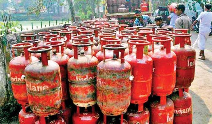 LPG Cylinder Price Hike: 1 अप्रैल से 250 रुपए महंगा हो गया गैस सिलेंडर