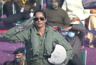 पहली बार महिला सेना अधिकारी ने किया परेड का नेतृत्व, तिरंगे को सैल्यूट करती दिखीं पायलट भावना कांत