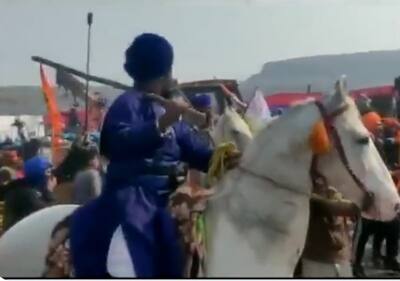ट्रैक्टर ही नहीं, घोड़े पर सवार हो दिल्ली फतह करने निकले किसान, एक हाथ में तिरंगा तो दूसरे में है तलवार