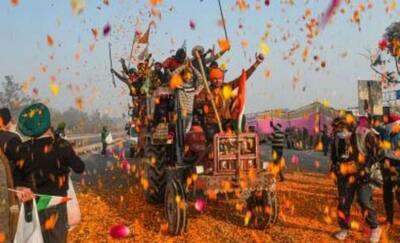 अन्नदाताओं के स्वागत में दिल्ली वालों ने बरसाए फूल, माथे पर तिलक हाथ में तिरंगा लहराते जा रहे किसान