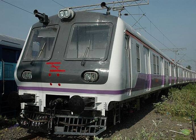 मुंबई की लोकल एसी ट्रेनों का किराया 50 प्रतिशत कम होगा, केंद्रीय मंत्री ने की घोषणा 