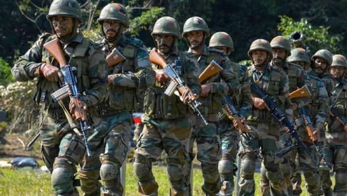 जम्मू कश्मीर के त्राल में सुरक्षाबलों को बड़ी कामयाबी, तीन आतंकी किए ढेर