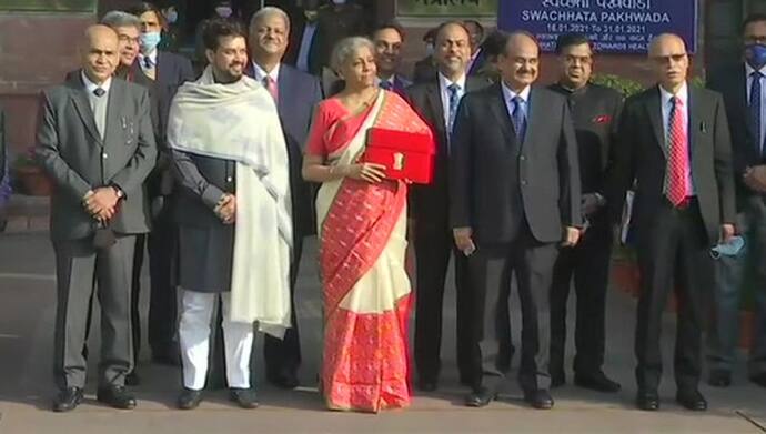 वित्त मंत्रालय से निर्मला सीतारमण राष्ट्रपति भवन रवाना, उनके हाथ में दिखा 'डिजिटल बजट', 11 बजे होगा पेश