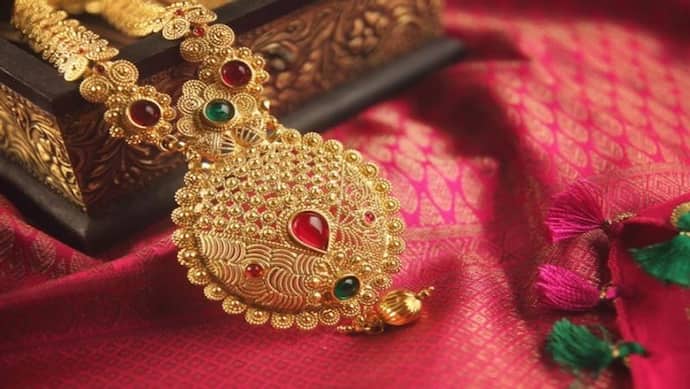 Gold Price Today : বিয়ের মরশুমে ফের উর্ধ্বমুখী সোনা, দাম কমছে রূপোর, জেনে নিন কলকাতার দর