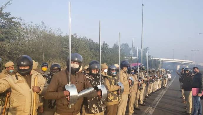आंदोलन: तलवार हमलों से बचने के लिए खास इंतजाम, स्टील की रिस्ट कवर लाठी के साथ नजर आई दिल्ली पुलिस