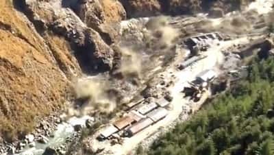 पहाड़ों पर जल सैलाब, सब कुछ तबाह....2013 जैसी तबाही का मंजर दिखा रही उत्तराखंड की बाढ़, 150 लोग बहे