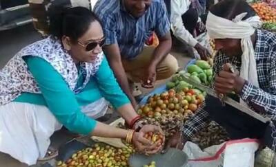यह महिला विधायक गांव के बाजार पहुंची सब्जी खरीदने, एक रुपया ज्यादा ना चला जाए इसलिए करती रहीं मोल-भाव