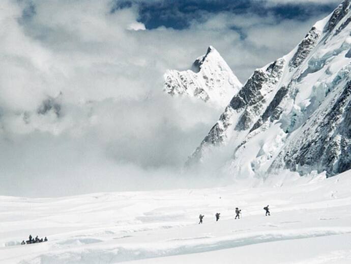 द्रौपदी पर्वत शिखर पर हिमस्खलन: 10 पर्वतारोहियों की मौत, 11 की तलाश जारी, 8 को सुरक्षित निकाला गया