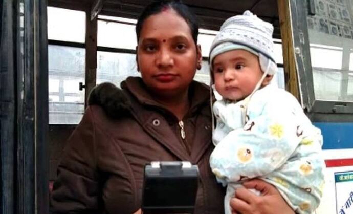 इस मां के दर्द ना जाने कोई: 5 माह की बेटी को गोद में लेकर बस में काट रही टिकट, रोज 165 KM करना पड़ता सफर