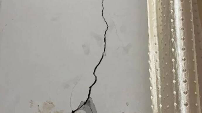कहीं दीवारों में दरारें तो कहीं हिलने लगें पंखे...जानें रात 10.30 बजे आए भूकंप का कैसा असर था?
