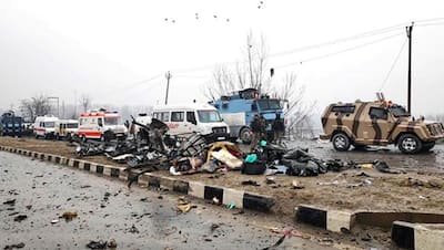 पुलवामा अटैक: बम बनाने ऑनलाइन ऑर्डर से मंगाया गया था 350 किलो बारूद, देखें घटना की कुछ तस्वीरें
