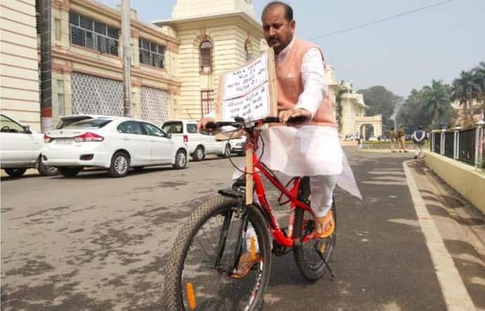 पेट्रोल-डीजल और रसोई गैस के बढ़े दाम, बिहार में साइकिल और चूल्हा लेकर विधानसभा पहुंचे विधायक