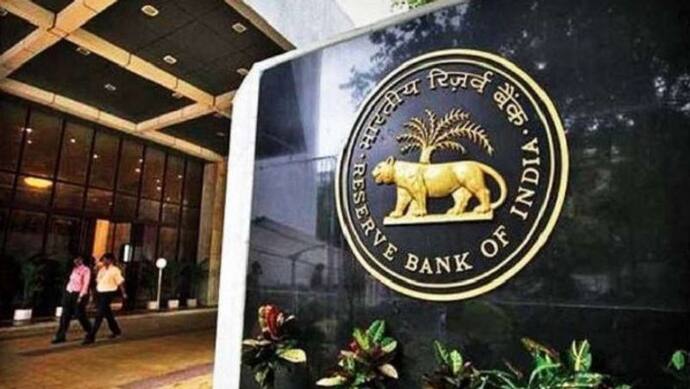 RBI ने इस बैंक पर लगाई रोक, 6 महीने तक 1000 से ज्यादा कैश नहीं निकाल सकेंगे कस्टमर