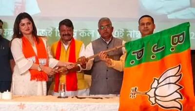 প্রার্থী না হয়েই ভরা সভায় নিজের নাম ঘোষণা, BJP-তে যোগ দিয়েই কেলেঙ্কারি কান্ড ঘটালেন শ্রাবন্তী