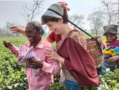 Priyanka Gandhi का चुनावी रंगः चाय की पत्तियां तोड़ीं, मस्ती-मजाक भी किया, देखें नये अंदाज की 10 तस्वीरें