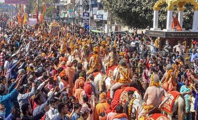 Haridwar Kumbh में गंगा-जमुनी तहजीब,  मुस्लिमों ने संतों का किया स्वागत, हेलिकॉप्‍टर से बरसाए गए फूल