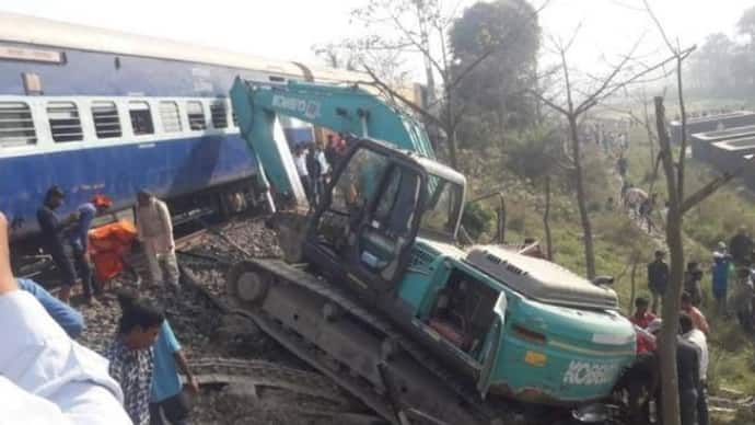 बिहारः जानकी एक्सप्रेस JCB मशीन से टकराई, आधा किमी तक घसीटकर ले गई ट्रेन