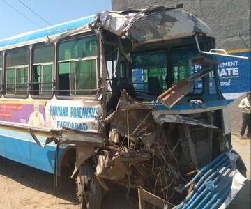 अलीगढ़ में दो रोडवेज बस में टक्‍कर, अब तक 5 यात्रियों की   मौत, 30 लोग घायल,टायर फटने से हुआ हादसा