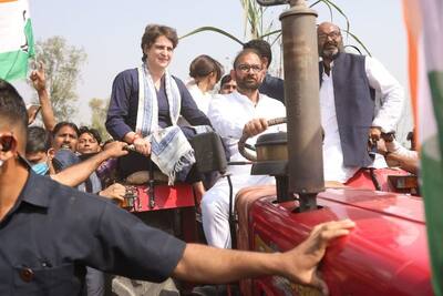 Priyanka Gandhi का चुनावी अंदाज, ट्रैक्टर पर बैठकर पहुंची सभास्थल,बोलीं-कृषि कानून से उद्योगपतियों को लाभ