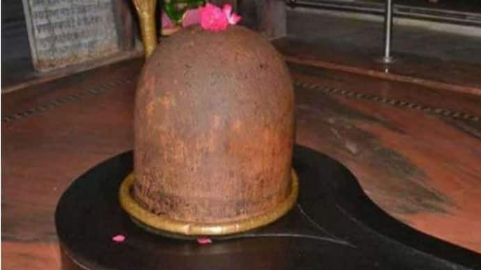 Lord Shiva's miraculous temple, where Shivling changes three times a day