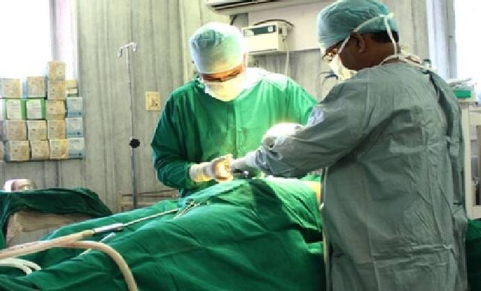 पैर का ऑपरेशन कराने पहुंची थी महिला, डॉक्टरों ने काट दिया हाथ..पढ़िए हैरान करने वाला मामला