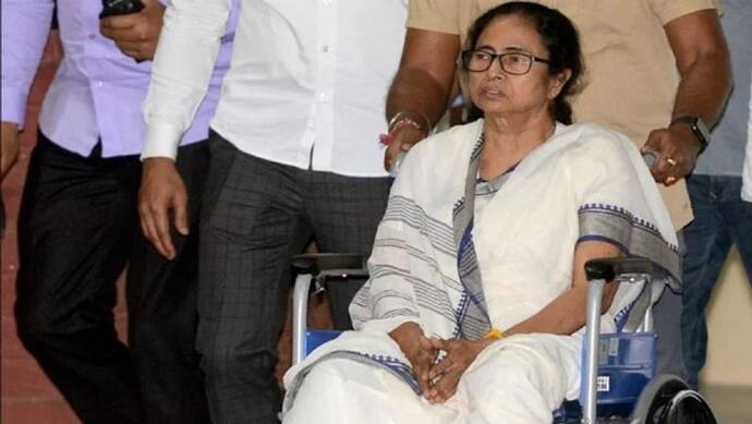 West Bengal Election: ममता बनर्जी के घायल होने के मामले में तीन अफसरों पर गिरी गाज