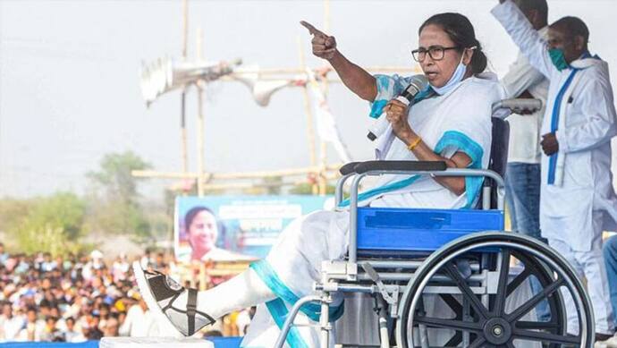 West Bengal Election:   चुनावी रैली में अपने पांव का दर्द सुनाते हुए 'दुर्गा' का पाठ करने लगीं ममता बनर्जी
