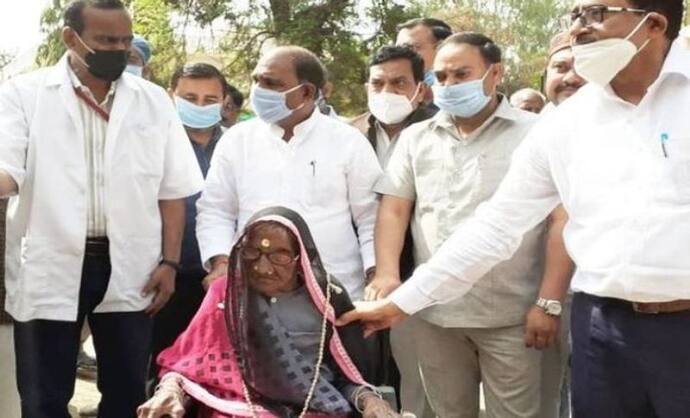देश की सबसे उम्रदराज 109 वर्षीय महिला राम दुलैया को लगी वैक्सीन, टीका लगते ही बनाया नया  रिकॉर्ड